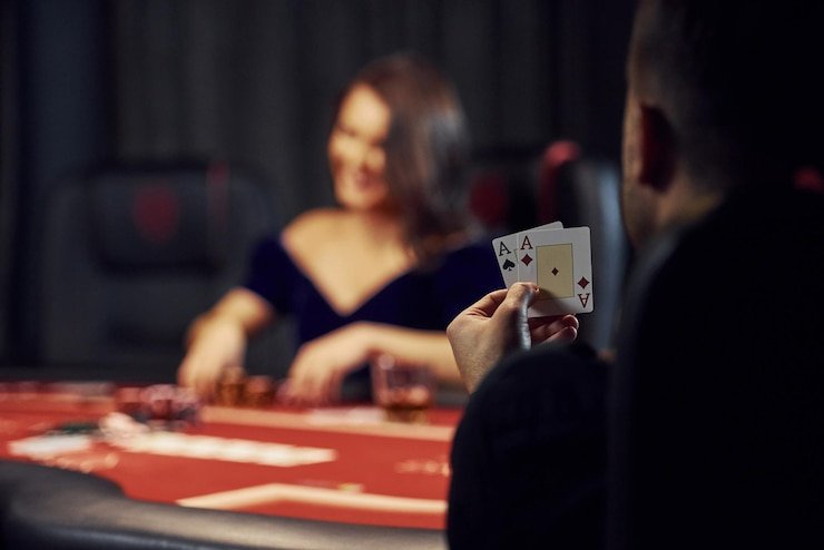 Dealer erek 61 sedang menangani pertanyaan pemain via live chat